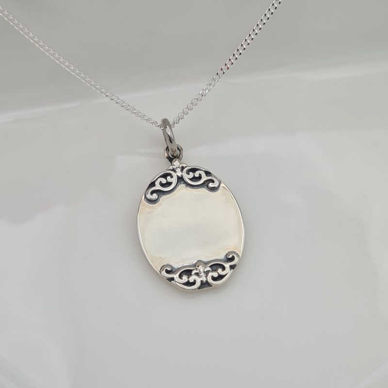 925 Sterling Silver Antique Patterned Oval Pendant on 18 Inch Chain - Image 3