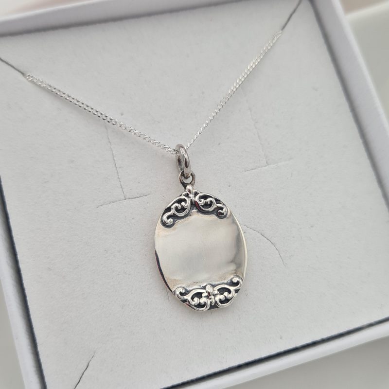 925 Sterling Silver Antique Patterned Oval Pendant on 18 Inch Chain - Image 8